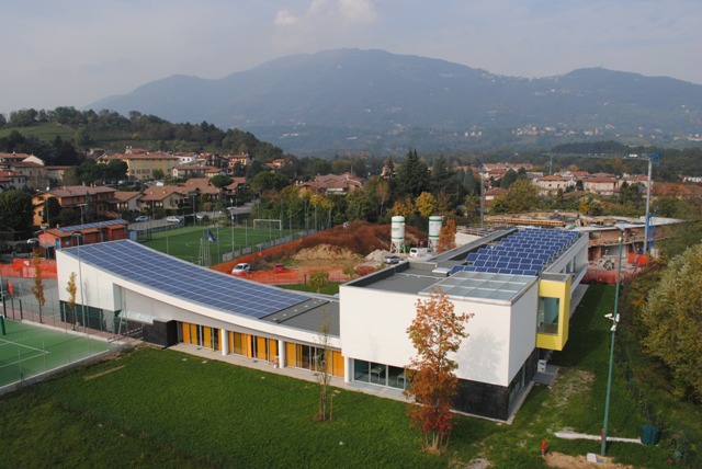 fotografie tetto fotovoltaico elementari Barzana